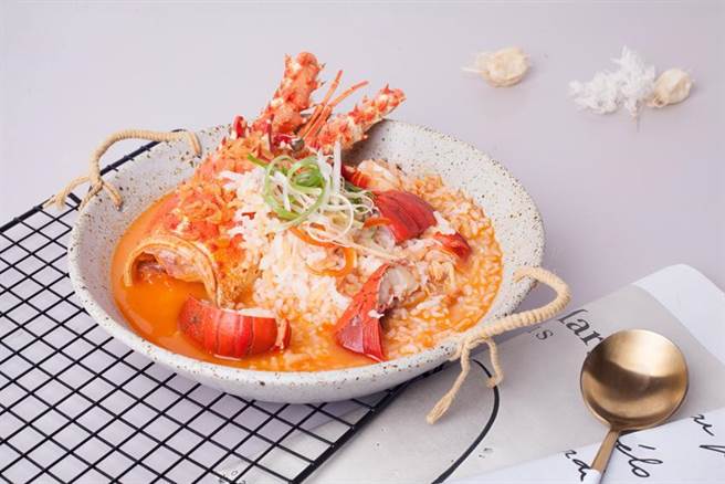 礁溪长荣凤凰酒店中餐与西餐新任主厨报到，双厨并陆续推出拿手菜以飨客人，图为中式「龙王泡饭」。图／礁溪长荣凤凰酒店提供
