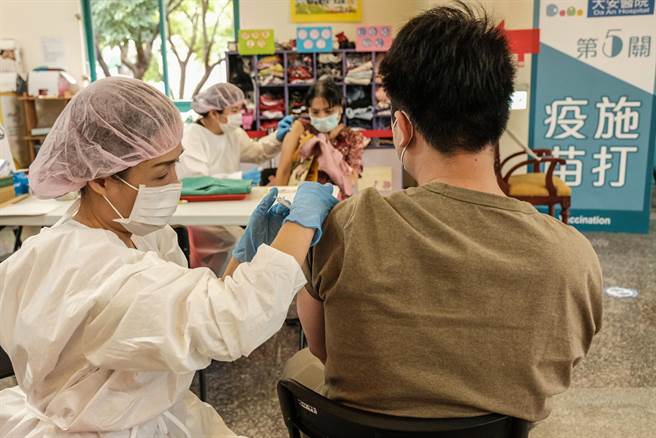 新竹縣婦幼館及榮總新竹分院8日有新冠疫苗1、2劑隨到隨打，加碼好康禮券200元活動。（羅浚濱攝）