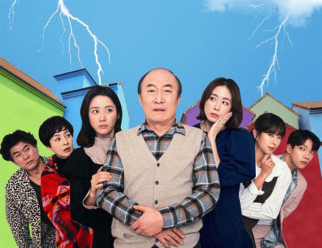 尹柱相（中）在《老爸冤家光姐妹》中飾演李家老父親李哲洙。（圖／龍華電視提供）