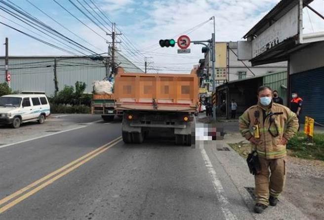 高雄市仁武區仁林路與林森巷路口5日發生死亡車禍，警消到場處理後續。（翻攝照片／林瑞益高雄傳真）