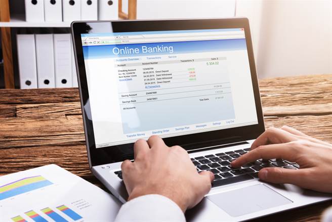 人夫上缴10个月年终，老婆不信「应该要有40个月」狂逼对方掏钱，引起网友讨论。（图／shutterstock）