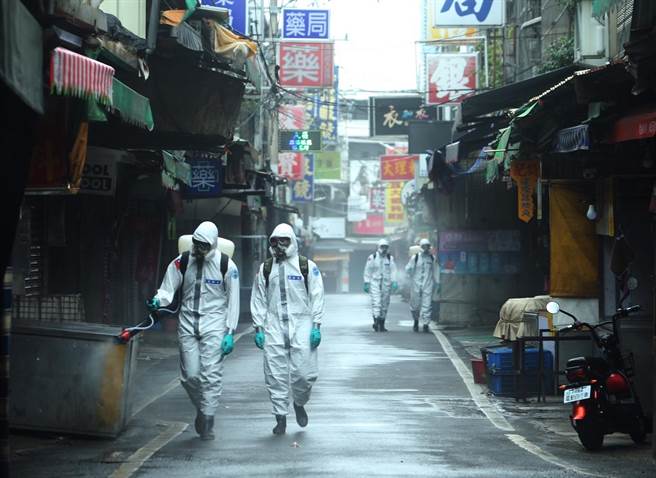 有网友发文呼吁台湾人应该要自律点，千万不要松懈。图为陆军33化学兵群再投入忠贞市场清消。（图／陈怡诚摄）