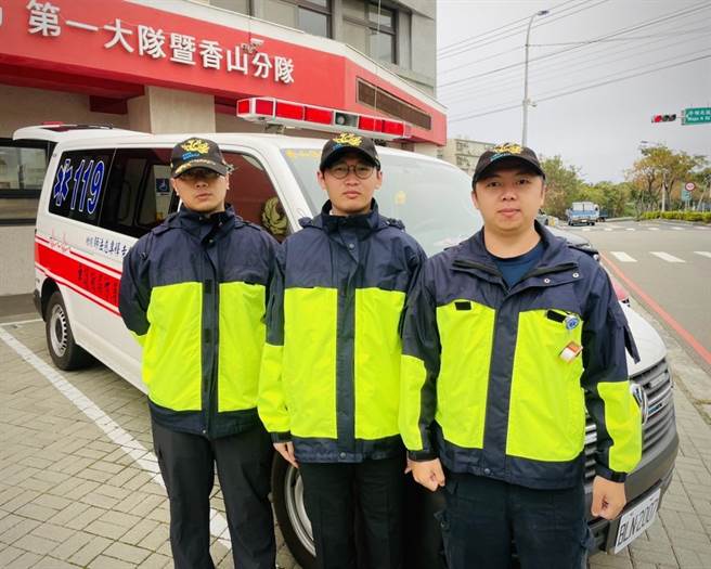 新竹市消防局3名消防暖男左起队员蔡彦韬、陈博翔、李柏毅，顺利完成接生任务。（新竹市消防局提供／邱立雅竹市传真）