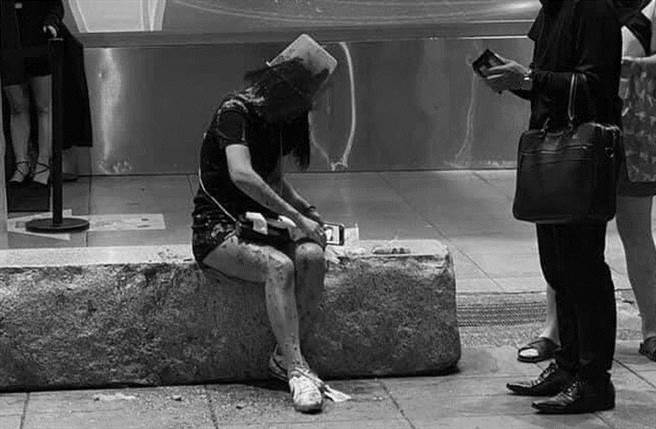 20歲邱姓女子2020年9月遭柯男潑屎被人po上網憤而提告。（截自臉書《爆料公社》）