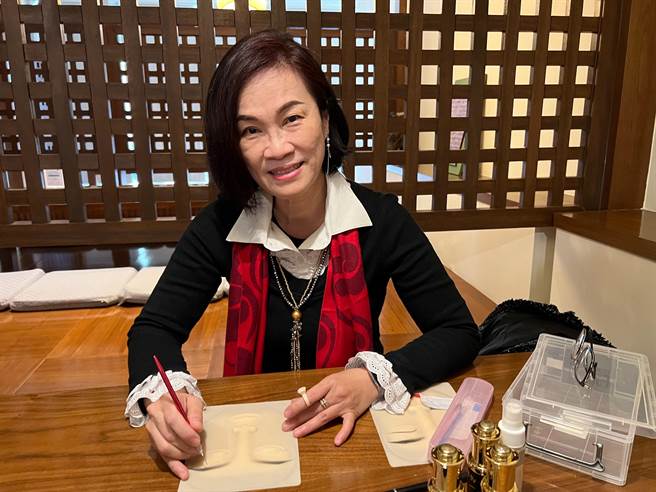 56岁弘光科大二专生林卉芝，重回校园就读妆品系，并勤练技术，在世界杯纹眉赛夺银。（王文吉摄）