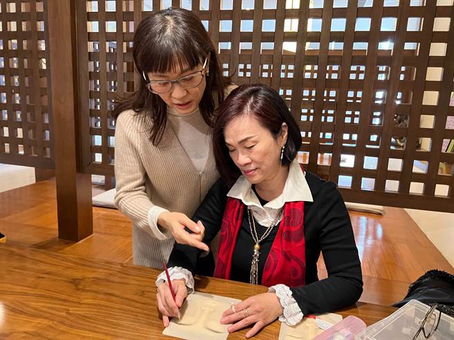 弘光科大妆品系二专学生林卉芝（右）在老师施佩缇（左）指导下，参加OMC世界杯纹眉赛获得亚军。（王文吉摄）