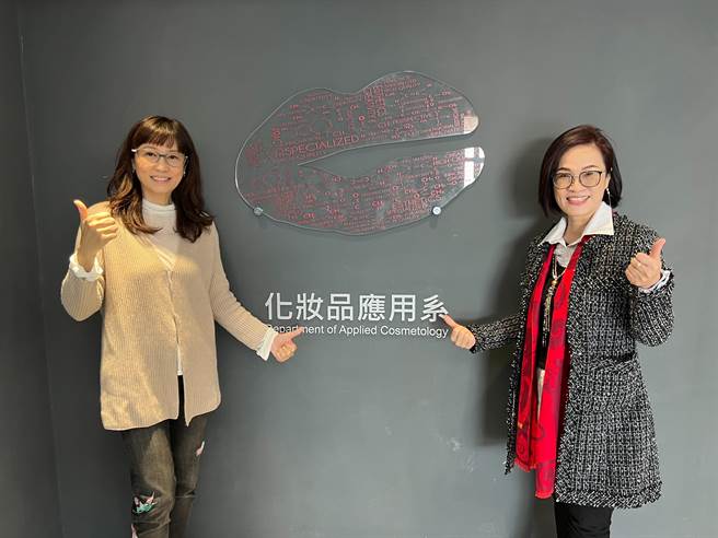 弘光科大妆品系二专学生林卉芝（右）在老师施佩缇（左）指导下，参加OMC世界杯纹眉赛获得亚军。（王文吉摄）