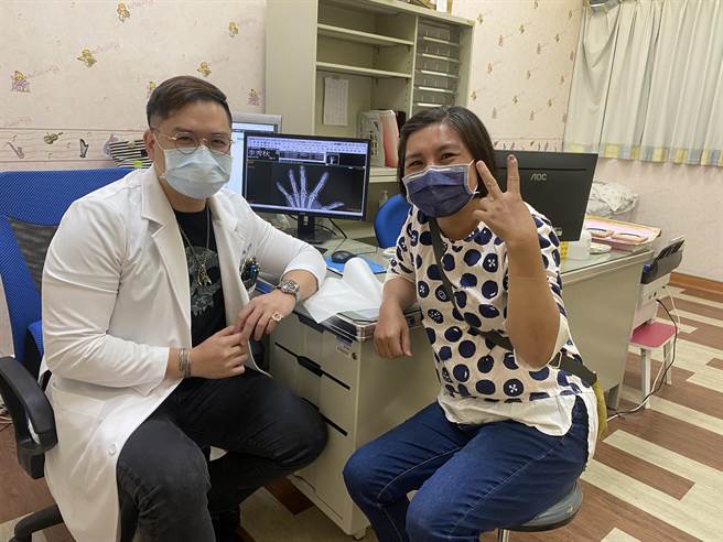 高雄52岁李姓女子先前因机具操作不当，左手食指被机器卷入，指节前三分之一只剩一层皮连接，经过小港医院紧急安排显微血管重建手术，手指才成功救回。（小港医院提供／洪浩轩高雄传真）