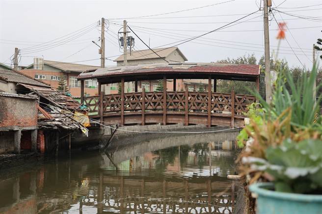 雲林縣台西鄉火燒牛稠大排景觀木橋毀損，縣府補助百萬元整修營造「威尼斯」風情。（張朝欣攝）
