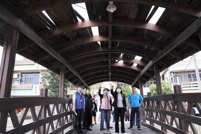 雲林縣台西鄉火燒牛稠大排景觀木橋毀損，縣府補助百萬元整修營造「威尼斯」風情。（張朝欣攝）