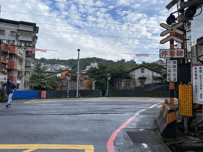 基隆市暖暖铁路平交道遮断杆起降秒数过短，时常发生车辆卡在轨道等状况。（立委蔡适应提供／陈彩玲基隆传真）