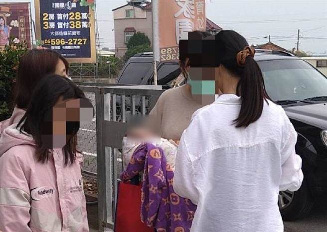 云林县大埤乡一家育幼院门口昨（4日）傍晚在门口地上发现一名用毛巾包裹的男婴。（民眾提供）