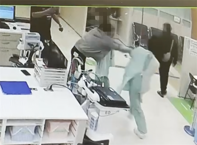 中國醫院大學新竹附設醫院5日傳出醫療暴力，一名患者就醫疑因不滿就伸手攻擊護理師。（翻攝照片／莊旻靜新竹傳真）