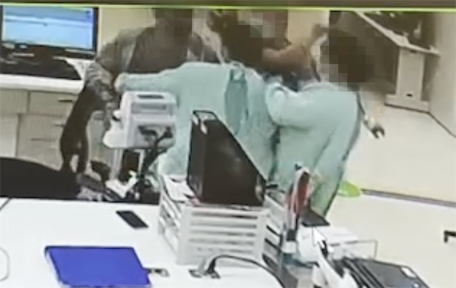 中國醫院大學新竹附設醫院5日傳出醫療暴力，一名患者就醫疑因不滿就伸手攻擊護理師。（翻攝照片／莊旻靜新竹傳真）