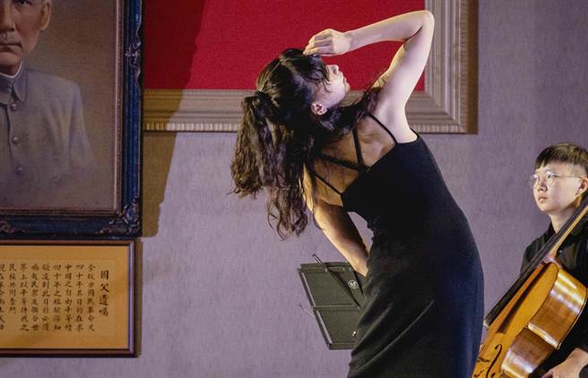 彰化縣議會與在地舞團合作 ，表演藝術開箱議事大廳，演出「一杯眾人的咖啡」。（彰化縣議會提供／吳敏菁彰化傳真）