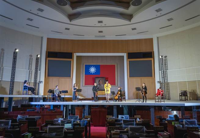 彰化縣議會與在地舞團合作 ，表演藝術開箱議事大廳，演出「一杯眾人的咖啡」。（彰化縣議會提供／吳敏菁彰化傳真）