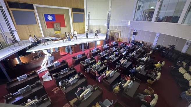 彰化縣議會與在地舞團合作 ，表演藝術開箱議事大廳，演出「一杯眾人的咖啡」。（彰化縣議會提供／吳敏菁彰化傳真）