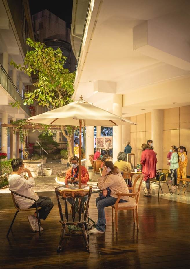 彰化縣議會與在地舞團合作 ，表演藝術開箱議事大廳，演出「一杯眾人的咖啡」，中庭打造為藝文咖啡廳。（彰化縣議會提供／吳敏菁彰化傳真）
