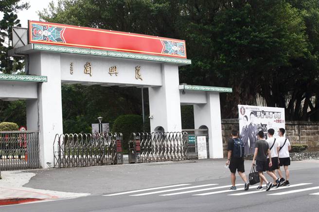 国防大学3日举办「国际与国防事务学院」成立揭牌典礼，由校长张哲平上将主持。图为国防大学政治作战学院学生进入校园画面。（资料照，陈信翰摄）