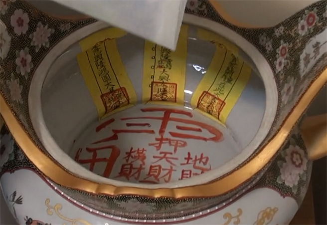 张嫌到某知名的财神庙，祈求来的聚宝招财盆器，并贴有符咒，想靠贩毒发大财。（台中市警察局提供／张妍溱台中传真）
