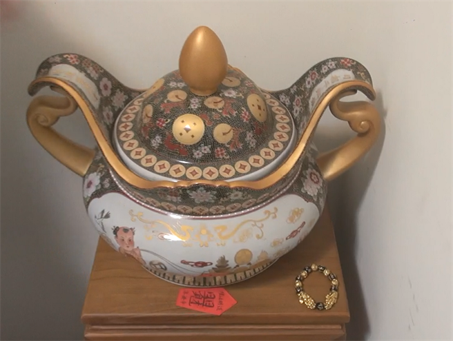 张嫌某着名财神庙，求来聚宝招财盆器，想靠贩毒发大财。（台中市警察局提供／张妍溱台中传真）