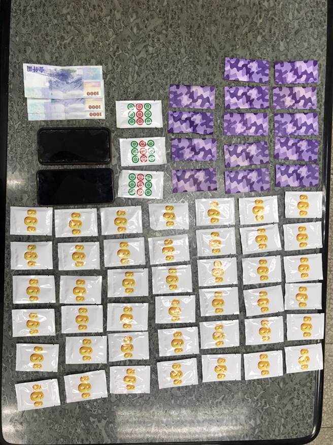 警方于张嫌住处及运毒小蜜蜂身上，查扣混合型之毒咖啡包及3级毒品恺他命1批。（台中市警察局提供／张妍溱台中传真）
