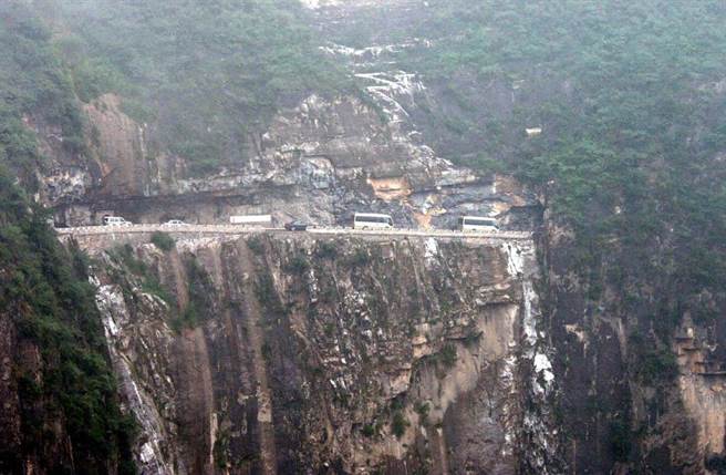地处太行山区的山西省平顺县的「挂壁公路」。（新华社照片）