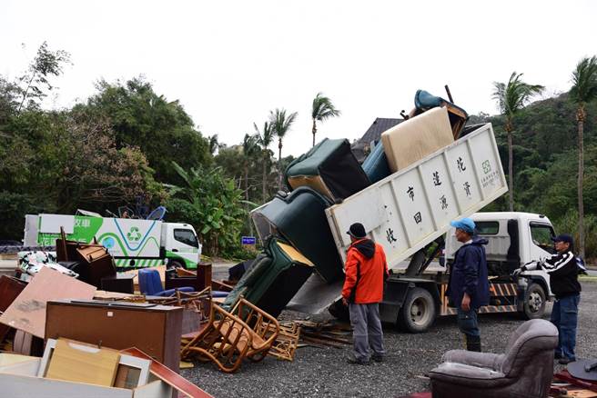 花莲市公所清洁队提醒，预约免费清运时间、地点，再将大型废弃物搬运到约定地点，请民眾不要私自将大型家具及废弃物任意堆放、丢弃于道路上。（花莲市公所提供／王志伟花莲传真）