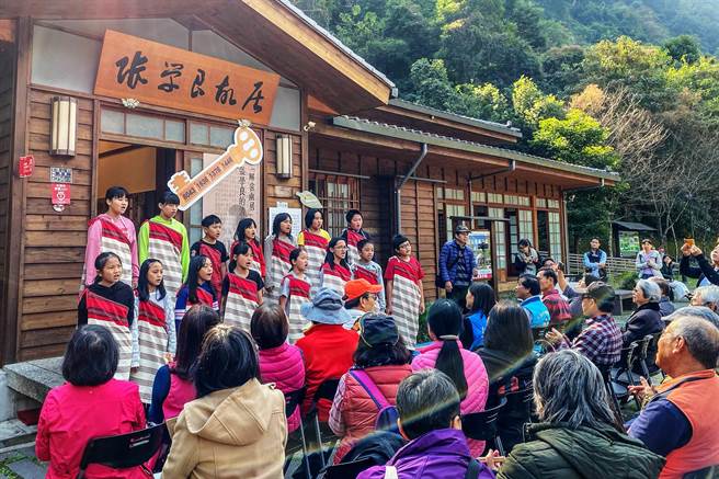 桃山国小合唱团天籁美声，展现「泰雅Gaga'之美」的艺术教育。（罗浚滨摄）