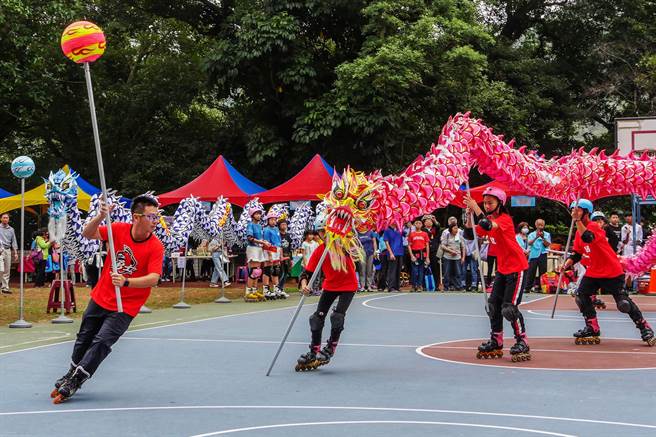 五龙国小的「五龙五艺」课程，直排轮舞龙最具特色。（罗浚滨摄）