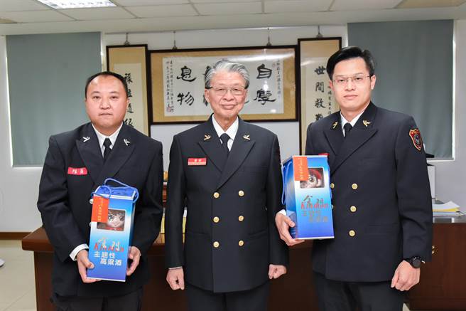 金門縣消防局第一大隊大隊長陳參奇（右）、金門義勇消防總隊金湖義勇消防分隊隊員李文龍（左）榮獲象徵消防人員最高榮譽的鳳凰獎。（金門縣消防局提供）