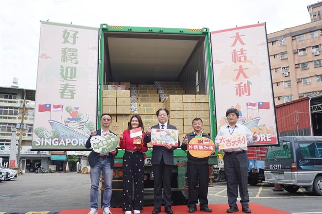 农委会推动台中椪柑及台东凤梨释迦外销，各出口新加坡14公吨及2公吨。（王文吉摄）