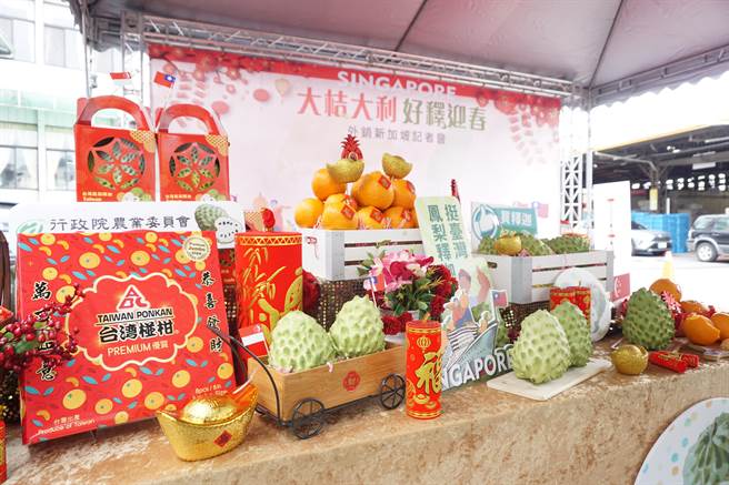 为抢攻新加坡年节市场，台中椪柑及台东凤梨释迦均以高檔精致彩盒包装在当地贩售。（王文吉摄）