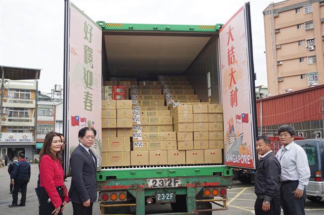 台中椪柑及台东凤梨释迦封柜启运，各出口新加坡14公吨及2公吨。（王文吉摄）