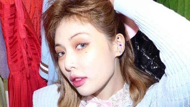 泫雅近日在IG上公開新刺青，引起網友熱議。（圖／IG@hyunah_aa）