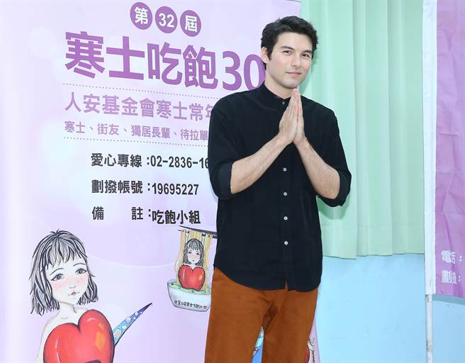 凤小岳出席公益活动。（粘耿豪摄）