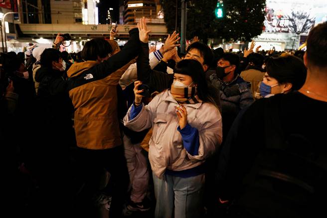 日本昨天新增COVID-19（2019冠狀病毒疾病）確診1268例，是繼去年10月6日以來，時隔約3個月再次單日新增超過1000例。(圖／路透社)