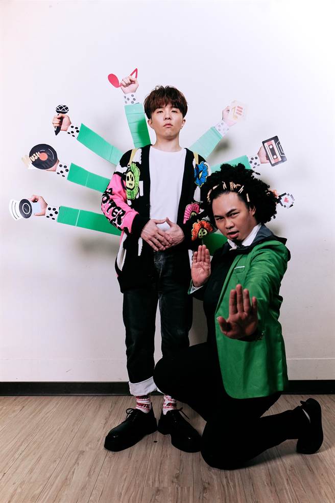 小宇佩服那那大师用心准备道具。「小钢炮娱乐」提供