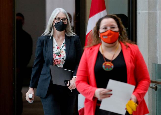 第一民族大會曼尼托巴區域領袖伍德豪斯（Cindy Woodhouse）(圖右)。(圖／路透社)