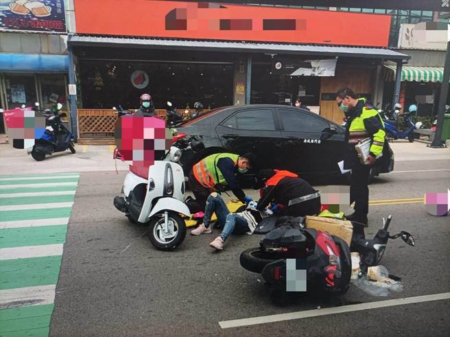 金門環島北路文化局路段今天中午發生1起機車相撞事故，2人都是同一家公司的外送員。（警方提供）