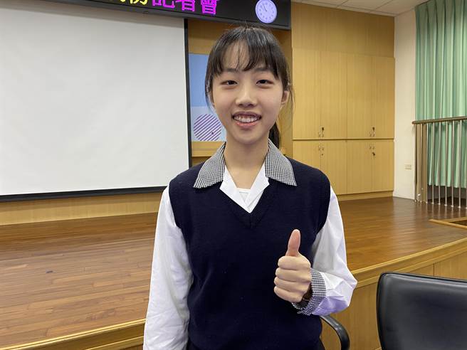 嘉義高商普通科蔡巧如甄選上清大清華學院學士班。（廖素慧攝）