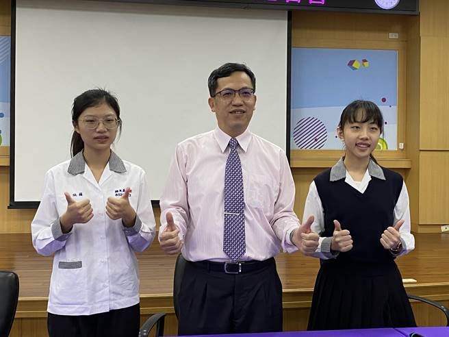 嘉義高商高三生蕭依蘋、蔡巧如錄取台大、清大，校長林義棟稱許有加。（廖素慧攝）