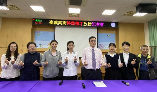 嘉義高商高三生蕭依蘋、蔡巧如錄取台大、清大，校長林義棟及師長都欣喜。（廖素慧攝）