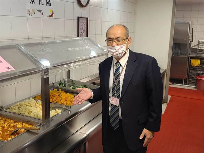 阳明董事长郑贞茂介绍营养午餐菜色。（资料照）
