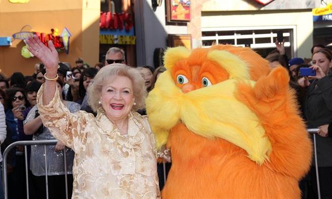 睡梦中辞世，99岁黄金女郎贝蒂怀特分享快乐秘方，善终人生没有遗憾。(示意图/Shutterstock)