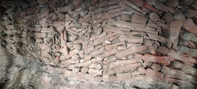 15號外藏坑的出土文物堆多為陶俑，部分陶俑仍保有色彩。（圖/方偉光提供）