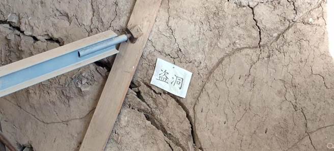 15號外藏坑仍看得到盜洞的情況。（圖/方偉光提供）