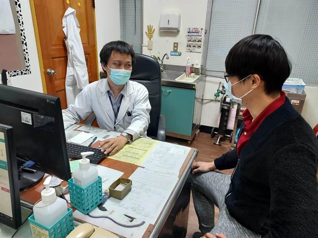 卫福部新营医院家医科医师陈宗林（左）向病患（非当事人）解释痛风。（新营医院提供／张毓翎台南传真）