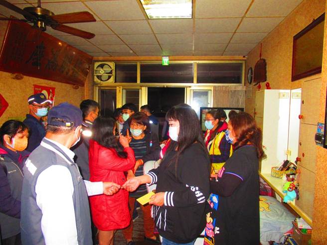 嘉義縣政府聯合稽查小組3日也啟動聯合稽查視聽歌唱業、理髮業等十大行業，共查到2家各有1位從業人員未完成2劑疫苗施打。（嘉義縣政府提供∕呂妍庭嘉義傳真）