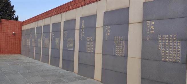 漢陽陵博物館陳列漢代歷屆帝王的簡述。（圖/方偉光提供）